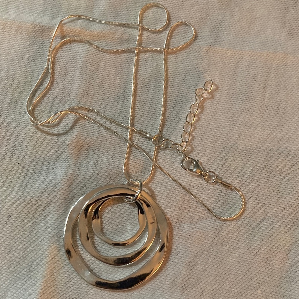Elegant Silver Necklace with Interlocking Circles - Picture 2 of 3